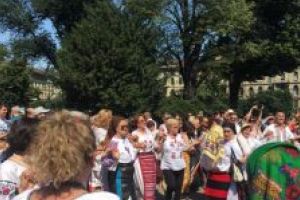 Larisa Axinia (Asociaţia „Românii în Italia”): Ziua Iei, un prilej de a le arăta străinilor frumuseţea portului popular românesc