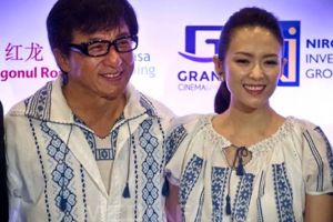 Surpriză totală. Jackie Chan a apărut îmbrăcat ”româneşte”: ”Este îndrăgostit de ia românească”.