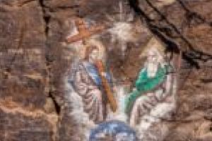 Icoana zugrăvită pe stâncă atrage turiştii la Piatra Scrisă