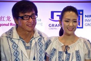 Ia românească a cucerit starurile de cinema: Actorii Jackie Chan şi Ziyi Zhang, într-o fotografie postată de Ambasada României la Beijing