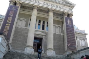 Managerul Filarmonicii, obligat să plătească DAUNE MORALE şi CHELTUIELI de JUDECATĂ