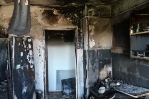 Zeci de arădeni au fugit în stradă, la prima oră: un apartament din bloc a luat foc