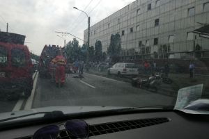 Ultima Oră. Impact între o maşină şi o motocicletă, pe strada Stadionului