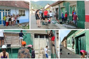Peste 200 de voluntari au colorat un sat din Banat: 29 de case, o fântână şi un pod
