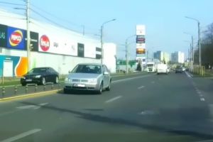 VIDEO. Cu maşina pe contrasens, pe Drumul Careiului. Stâlpii anti-şmecheri, fără efect