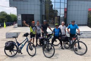 Cei cinci humoreni plecaţi în turul ţării cu bicicletele au străbătut deja mai bine de ...