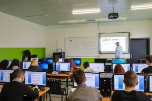 265 de elevi au învăţat programare de la voluntari din domeniul IT