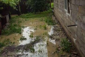 Incendii provocate de trăsnete şi gospodării inundate, după furtuna de luni seară