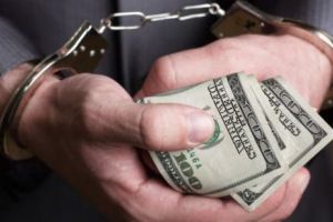 Doi medici au fost prinşi când luau mită. Riscă 10 ani de puşcărie!