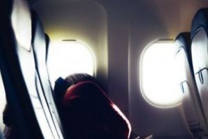 Coşmar! Uitată în avion, o pasageră adormită se trezeşte singură, în frig şi întuneric. O lanternă poate face minuni