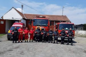 FOTO: Pompierii care i-au salvat de la înec pe cei doi copii din Sebeş, felicitaţi de comandantul ISU Alba şi de colegi