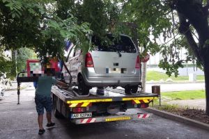 ATENȚIE ȘOFERI! Mai multe automobile parcate pe locurile destinate riveranilor, RIDICATE, iar şoferii AMENDAȚI (FOTO)