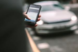 Guvernul adoptă OUG pentru RIDESHARING! Companiile Clever, Uber şi Bolt vor putea funcţiona. O Lege pe acest subiect a fost aprobată şi de comisii, la Parlament 