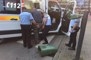 Un arădean s-a răzbunat, de nervi, pe un coş de gunoi. S-a ales cu entorsă şi amendă!