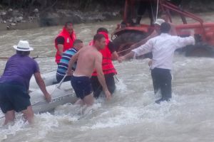 FOTO: Cum au fost salvaţi cinci oameni din mijlocul râului Putna