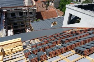 A fost acoperit. Constructorii montează învelitoarea de ţiglă a Palatului Episcopal Greco-Catolic (FOTO)
