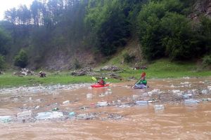 Gunoaie la inventar: Au fost identificate locurile cele mai populare de aruncat deşeuri, în defileul Crişului Repede (FOTO / VIDEO)
