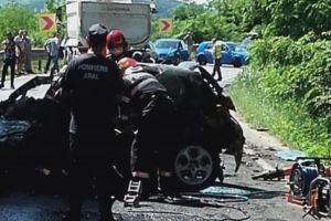 Argeşeni spulberaţi de TIR la Arad