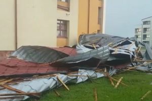 TÂRGOVIȘTE: Acoperişul unui cămin studenţesc a fost doborât de vânt