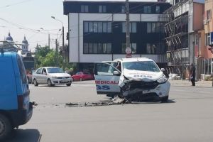 Ambulanţă privată, implicată într-un accident rutier