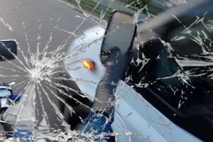 Incident în Oradea: Un bărbat turmentat a oprit maşini pe stradă, în Nufărul, şi a spart oglinda unui autobuz OTL