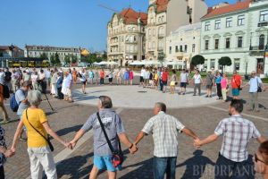 Circa 150 de orădeni de etnie maghiară s-au rugat şi au cântat Imnul Ungariei în Piaţa Unirii, cerând amplasarea unei statui a Sfântului Ladislau în centrul Oradiei (FOTO)