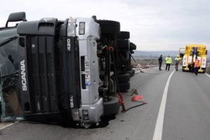 Accident rutier pe DN1, la Gârbova: Două persoane rănite după TIR-ul în care se aflau s-a răsturnat
