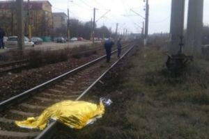 Tragedie pe calea ferată. Trei persoane care mergeau pe terasament au fost spulberate de un tren