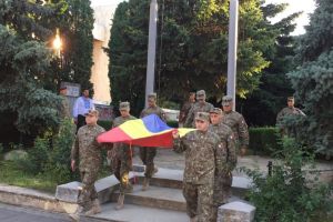 VIDEO Ceremonie de coborâre a steagului de pe catargul aflat în Piaţa Tricolorului, marţi seară