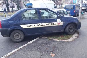 Maşină a Poliţiei Locale Bistriţa, parcată pe spaţiul verde. Alte motive pentru care se cere desfiinţarea acestei instituţii (FOTO)