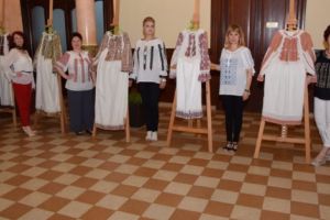 Haină expusă la Piteşti, lucrare a trei surori care au murit din cauza unui BLESTEM