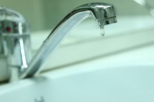 Locuitorii de pe o stradă din Oradea rămân, joi, 3 ore fără apă