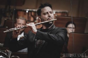 Filarmonica Oradea încheie stagiunea cu solistul Matei Ioachimescu