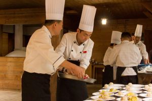 Bucate tradiţionale din China şi Mărginimea Sibiului, degustate în Muzeul din Dumbravă