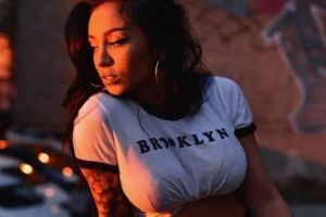 Ruby a lăsat totul la vedere. Artsita a încins imaginaţia bărbaţilor. Video 18+ 