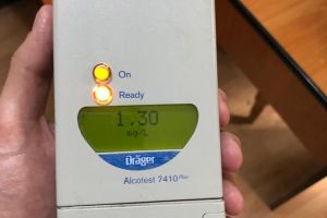 Un şofer a blocat accesul într-un post de poliţie şi a plecat la crâşmă