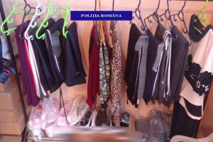 Percheziţii în Bihor: Haine şi parfumuri contrafăcute, ridicate din Tinca (FOTO)