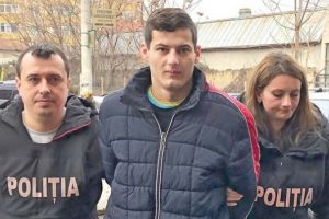 Tânărul care şi-a înjunghiat fosta profesoară din Spiru Haret a fost trimis în judecată