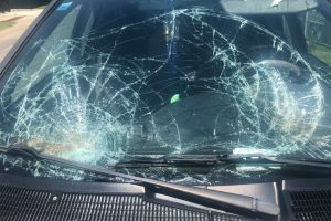 Un şofer care a adormit la volan a lovit doi pietoni