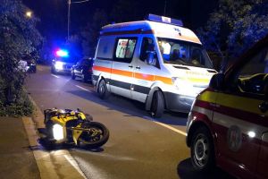 Pieton beat, izbit de un motociclist băut şi fără permis (FOTO)