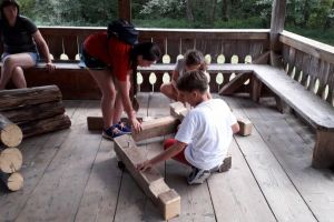 Ateliere interactive la Muzeul din Dumbrava. Vizitatorii sunt invitaţi să lucreze