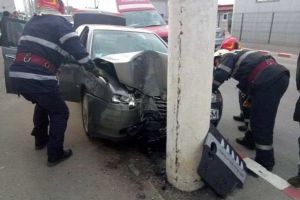 ACCIDENT rutier la Blaj: Un şofer a pierdut controlul asupra volanului şi a ajuns cu maşina într-un stâlp de beton