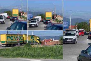 TRAFIC rutier BLOCAT de un camion defect, la trecerea peste calea ferată spre şoseaua de centură a municipiului Alba Iulia