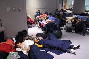 Zeci de copii romani, abandonati pe aeroporturile din Tokyo, Doha si Milano. Parintii nu stiu cum sa ii aduca acasa