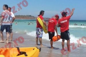 Steag roşu pe litoral. Scăldatul în mare, interzis. Copii, uitaţi de părinţi în valuri, recuperaţi de salvamari 