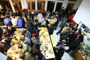 Dăruiţi cina oamenilor străzii care vin la Azilul de Noapte din Timişoara!