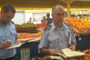 Poliţia Locală Braşov, atac la Serviciul Administrare Pieţe: mizerie şi comercianţi ilegali