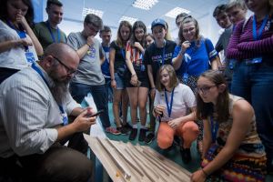 FOTO Liceenii sibieni invitaţi să participe la „Champions United” – Au şansa să se implice în dezvoltarea comunităţii