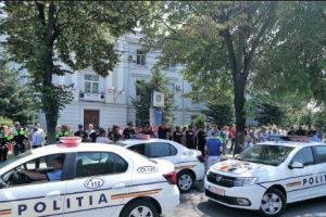 Poliţişti detaşaţi pe litoral pentru siguranţa turiştilor aflaţi în vacanţă

