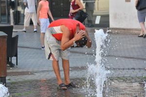 Vremea se menţine caldă, fiţi cu băgare de seamă! Sfaturile specialiştilor în perioada de caniculă